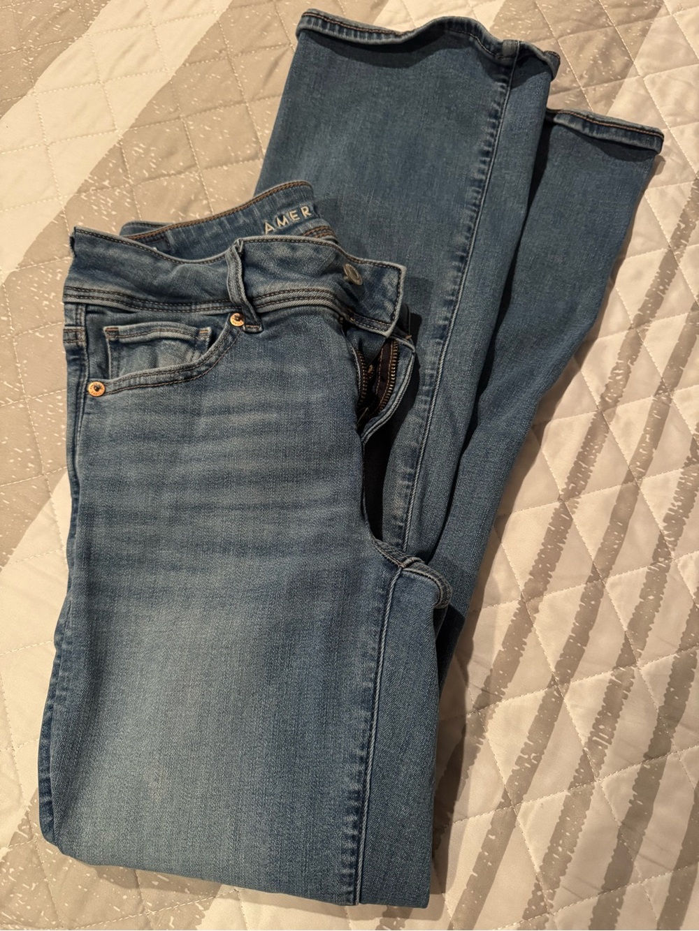 American Eagle Outfitters Jeans in Light Blue Wash. Size 4 short.
